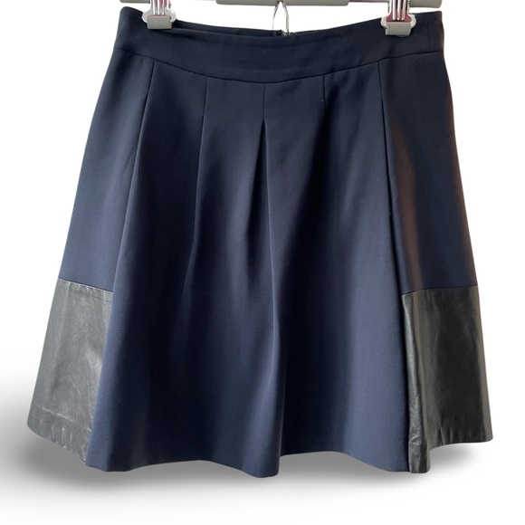 Vince pleated navy wool mini skirt w/black leather trim, size 2 - Picture 2 of 6